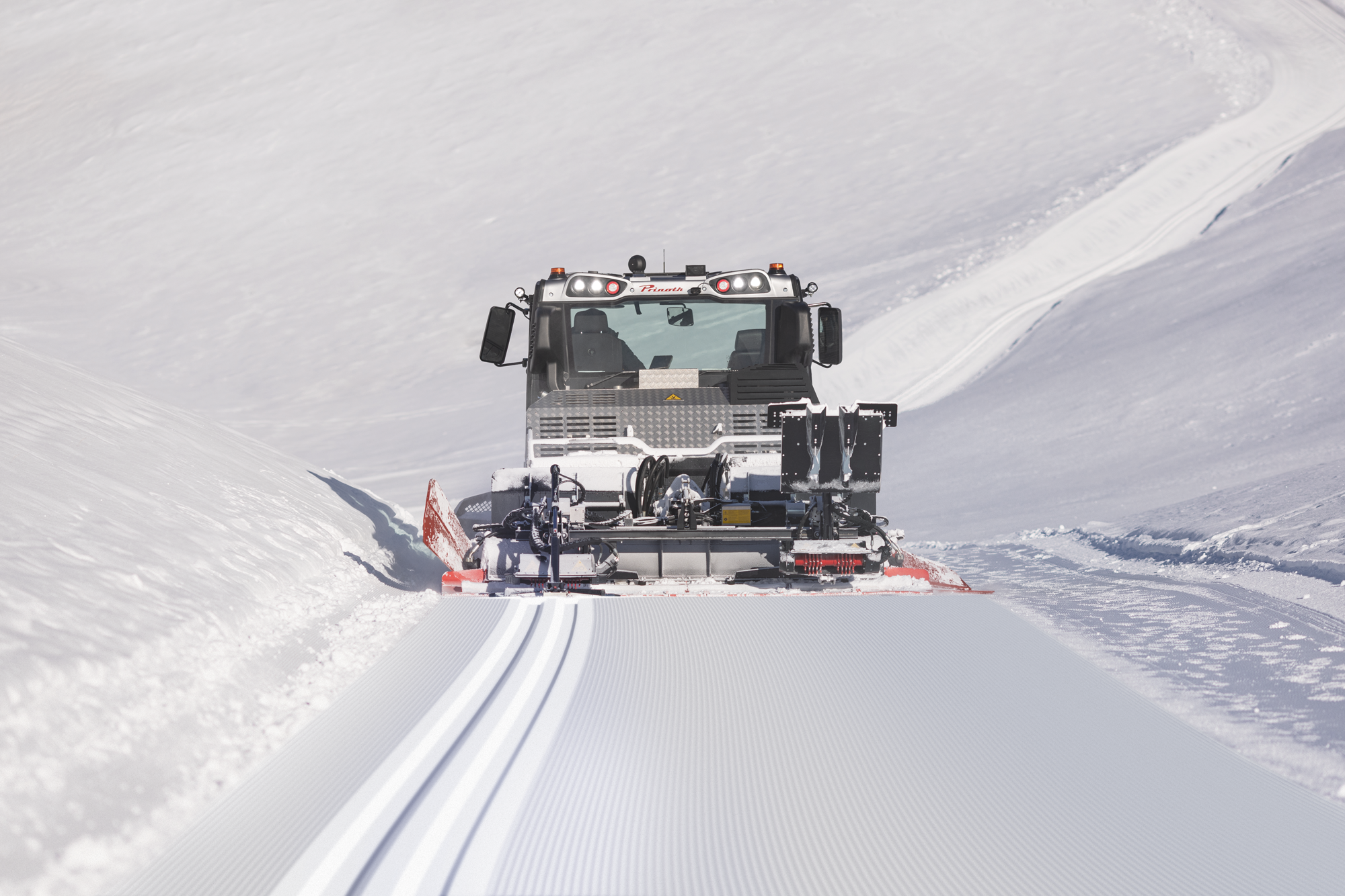 クロスカントリー用圧雪車 - Prinoth